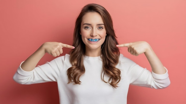 Olhe para o meu belo sorriso branco e radiante atraente jovem garota feminina visita dentista tookoff aparelho ortopédico