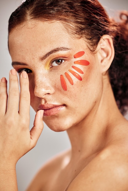 Foto olho de mulher de beleza e retrato de flor com mão para brilho natural da pele cosméticos e dermatologia spa manicure bem-estar facial e pessoa modelo estética com produto de maquiagem floral no rosto em estúdio