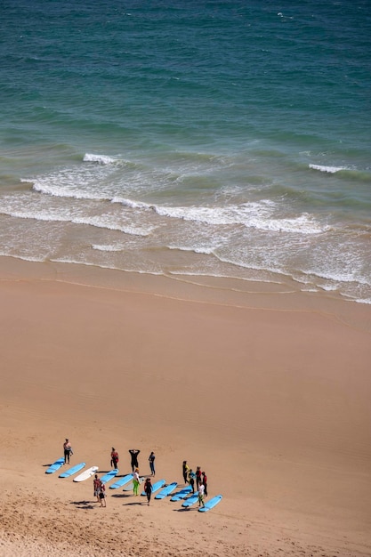 OLHOS DE AGUA PORTUGAL 14 de mayo de 2023 Vista cercana de las clases de la escuela de Surf en el agua en el Algarve Portugal