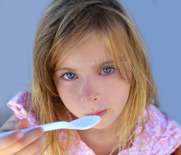 Foto olhos azuis, menina, menina, comer, pequeno almoço, com, colher