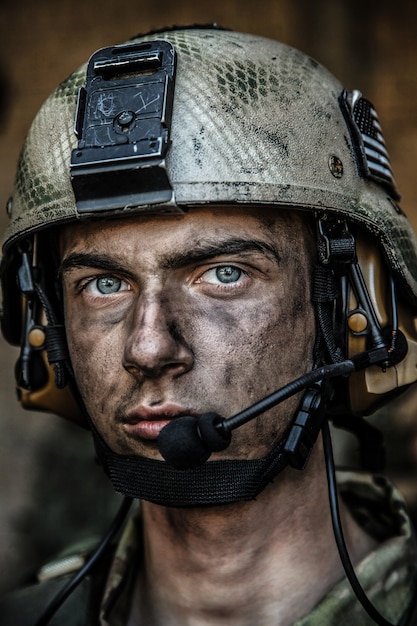 Olhos brilhantes de jovem soldado