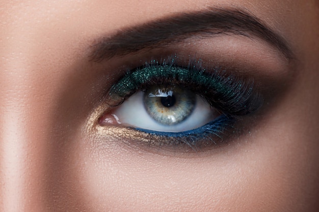 Olhos de mulher com maquiagem linda
