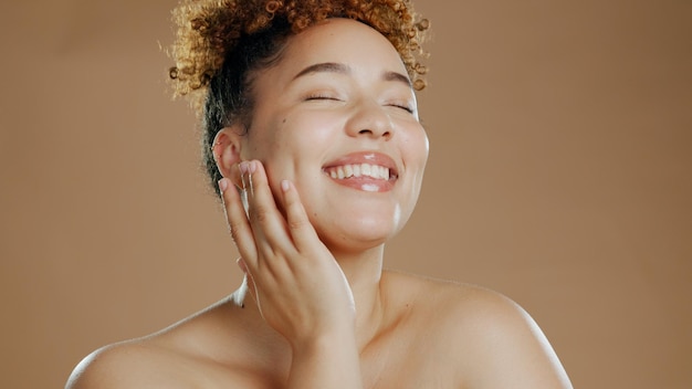 Olhos de mulher fechados e rosto de toque para cosméticos de cuidados com a pele em estúdio isolado em um fundo marrom mão beleza natural e modelo feliz em tratamento facial de spa para brilho, saúde e bem-estar da pele