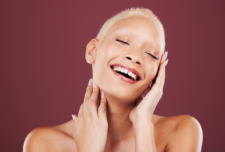 Foto olhos de rosto fechados e cuidados com a pele de beleza de mulher em estúdio isolado em um fundo vermelho cosméticos de maquiagem estética de dermatologia e modelo feminino feliz satisfeito após tratamento facial para pele saudável