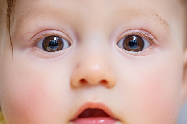 Foto olhos grandes de uma criança linda de perto