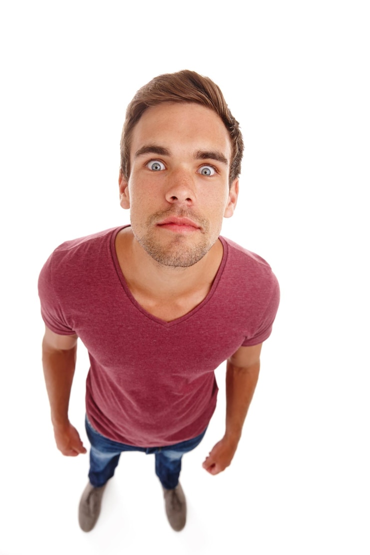 Foto olhos impressionantes e retrato de homem chocado no estúdio com vista superior anúncio surpresa ou negócio em fundo branco rosto omg ou modelo masculino com emoji para informações de notícias inesperadas ou concurso de presente