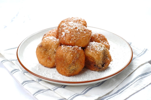 oliebollen o buñuelos fritos azucarados. pastelería tradicional holandesa