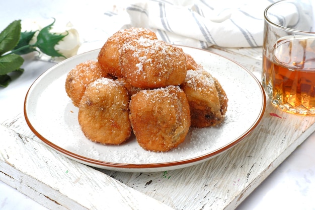 oliebollen o buñuelos fritos azucarados. pastelería tradicional holandesa