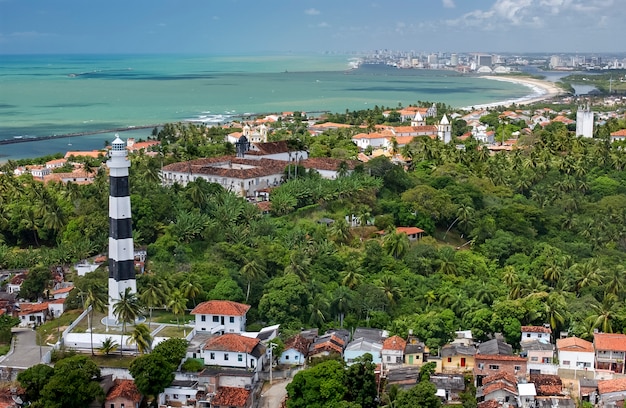 Olinda, faro y la ciudad de Recife al fondo, Pernambuco, Brasil.