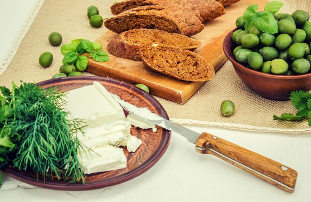 Oliven und Käse auf einem weißen Hintergrund. Sandwiches. selektiver fokus.