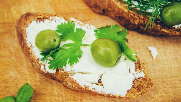 Oliven und Käse auf einem weißen Hintergrund. Sandwiches. selektiver fokus.