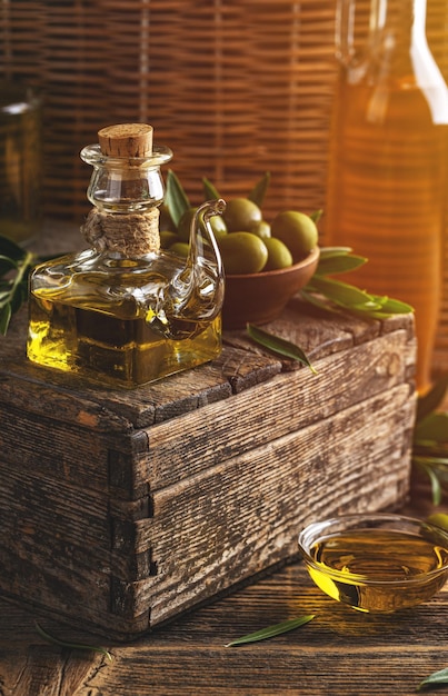 Olivenbeeren und gepresstes Öl