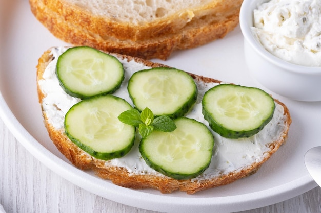 Olivenbrot mit Hüttenkäse und Gurken