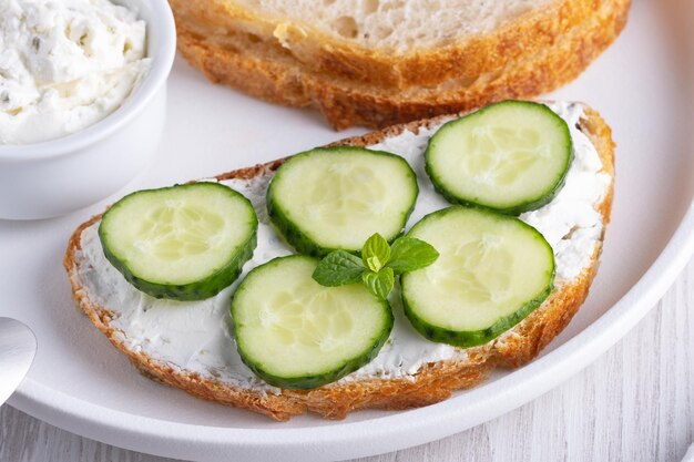 Olivenbrot mit Hüttenkäse und Gurken