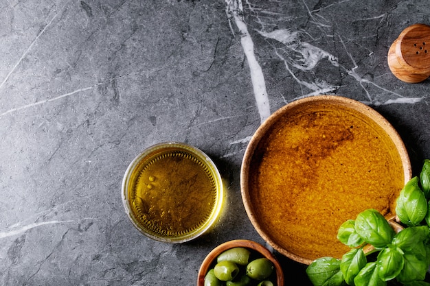 Olivenöl in Keramikschale