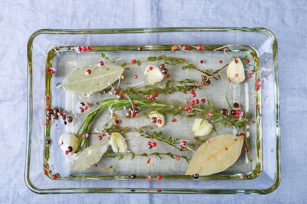 Olivenöl mit Kräutern und Gewürzen in einer Glasschale Draufsicht