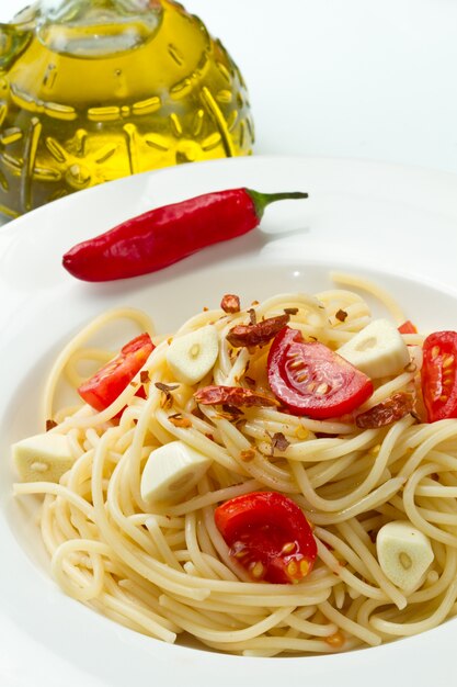 Olivenöl mit Nudelknoblauch und Pfeffer des roten Paprikas