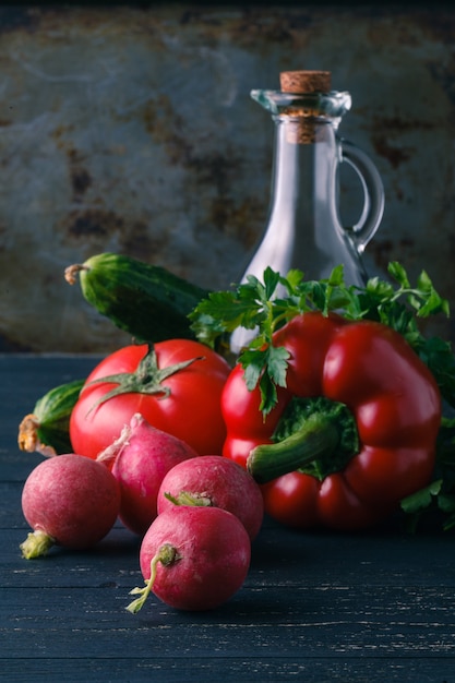 Olivenöl, Tomate und Basilikum in der Wand