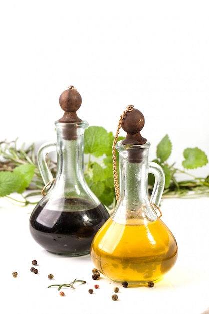 Olivenöl und Essig mit Kräutern