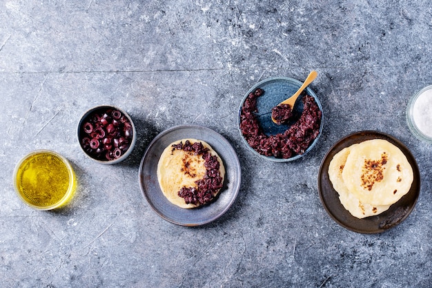 Oliventapenade mit selbstgebackenem Brot