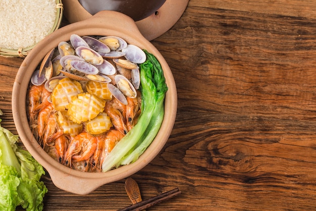 Olla de arroz con mariscos al estilo cantonés