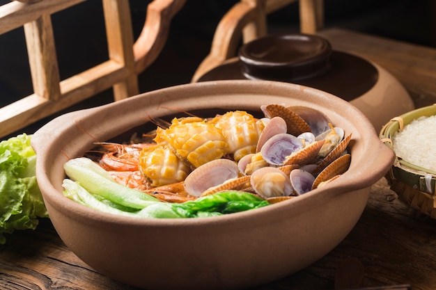 Olla de arroz con mariscos al estilo cantonés