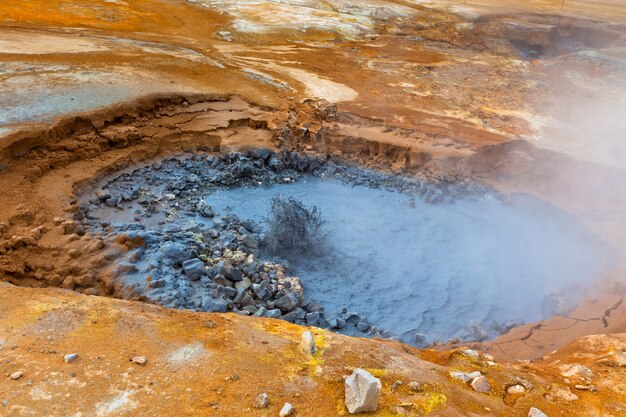 Olla de barro caliente en el área geotérmica Hverir, Islandia