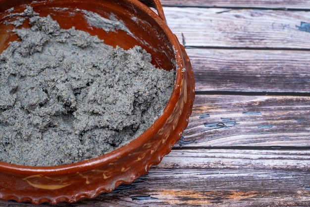 Olla de barro con masa de maíz azul nixtamalizado para hacer tortillas