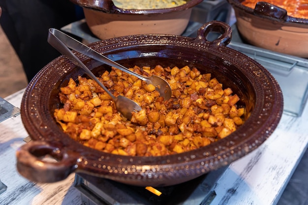 Olla de barro mexicana con papa y chorizo comida latinoamericana