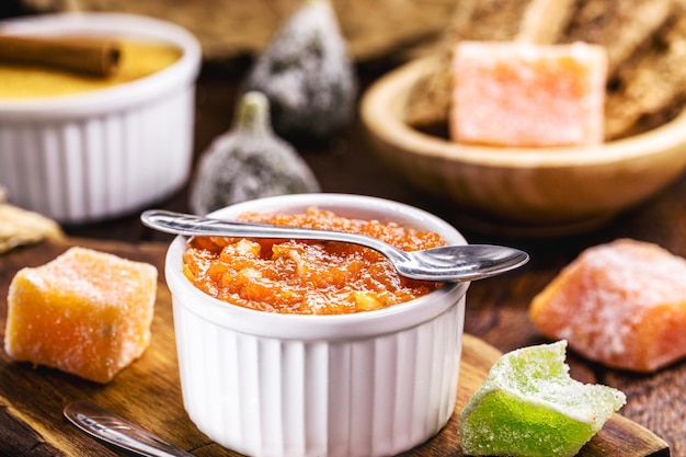 Olla con budín de calabaza casero en un ambiente rústico otros dulces brasileños en el fondo