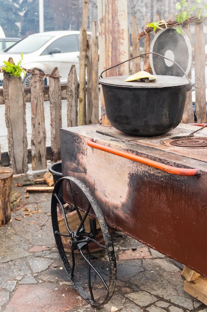 Olla de caldero de metal grande para cocinar en el festival de la calle al aire libre