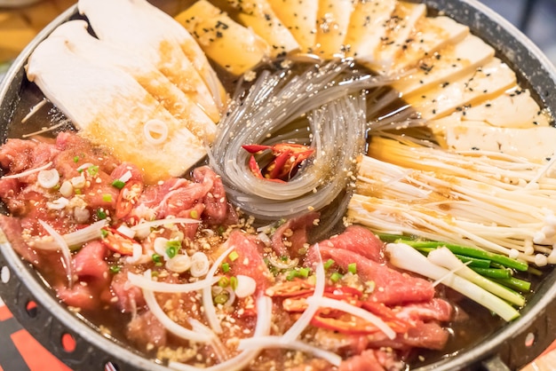 olla caliente comida coreana (Budaejjigae)