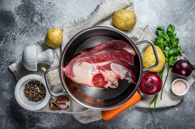 Olla con carne de caldo de huesos