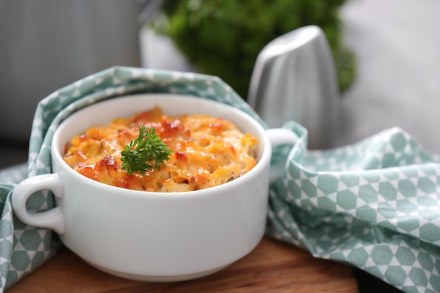 Olla de cerámica con cazuela de pavo en la mesa