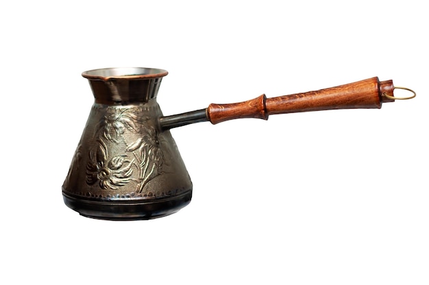 Una olla de cobre brillante con un mango de madera en un fondo blanco