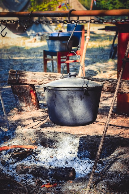 Olla para cocinar en la campaña.