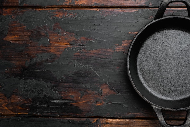 Olla de comida para servir vacía con espacio de copia para texto o comida con espacio de copia para texto o comida, vista superior plana, sobre fondo antiguo de mesa de madera oscura