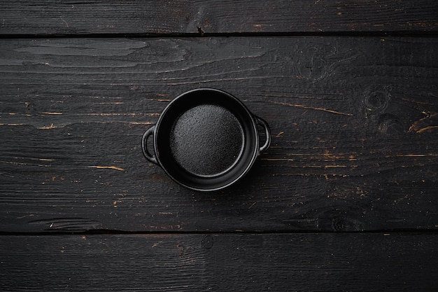 Una olla de comida vacía con espacio para copiar texto o comida con espacio para copiar texto o comida vista superior plana sobre fondo de mesa de madera negra