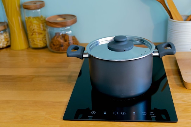 Foto olla eléctrica en la cocina para cocinar.