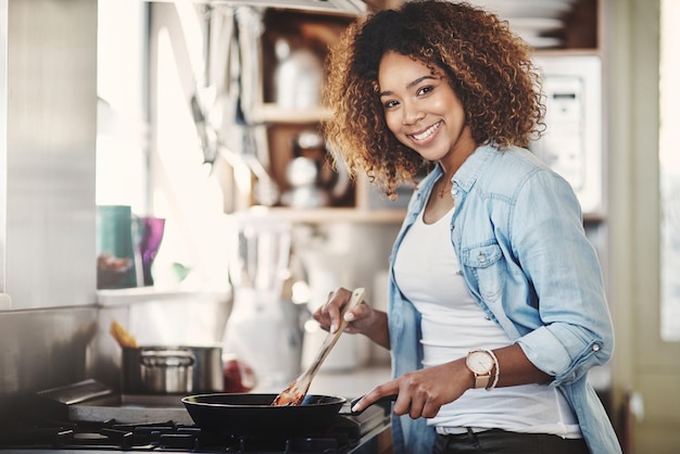 olla de estufa y cuchara para la mujer en la cocina retrato y chef en casa para la preparación de comidas salsa de comida e ingredientes saludables para la receta nutrición y cena para el plan de dieta y cocinar para el bienestar