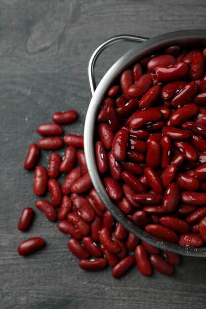 Olla con frijoles rojos sobre fondo gris