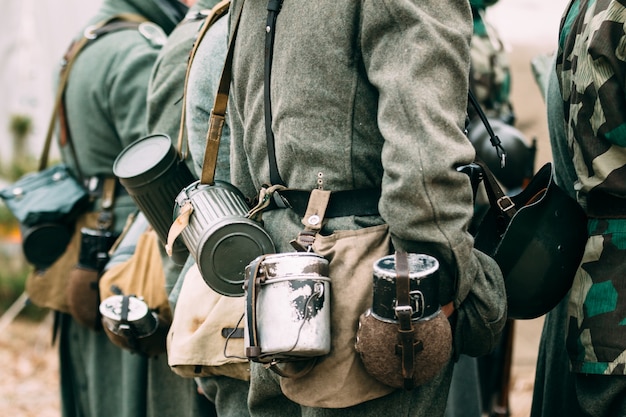 Foto una olla, una jarra y una forma del soldado alemán.