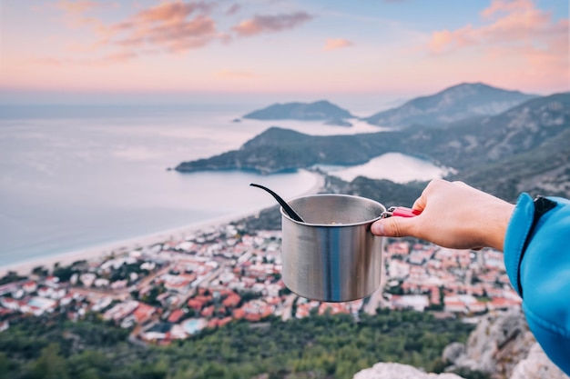 olla de metal para acampar en el fondo de Oludeniz mientras viaja por Lycian Way Senderismo utensilios de cocina y vajilla