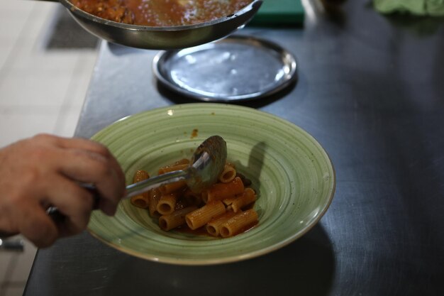 olla con pasta en la estufa de fuego cocinando