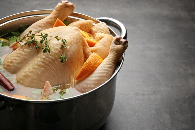 Olla con pavo empapado en salmuera aromatizada