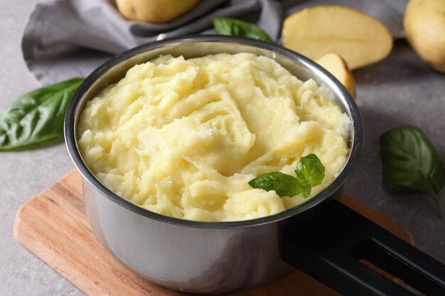 Olla con puré de patatas en primer plano de la mesa