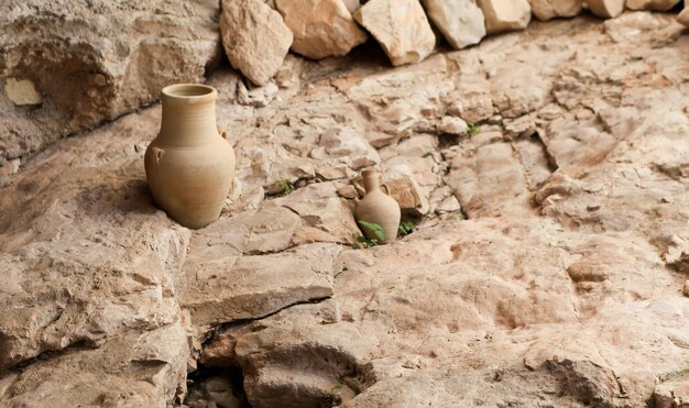 olla redonda de arcilla beige sobre fondo de piedra hecha a mano vaso de cerámica de naturaleza muerta para diseño de interiores Israel