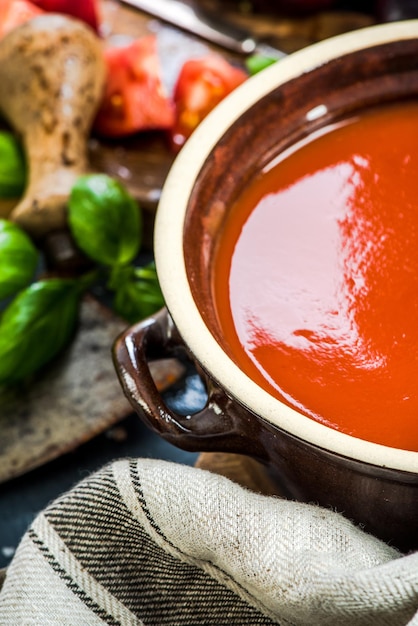 Foto olla rústica con sopa cremosa de tomate