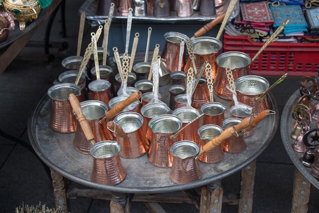 Las ollas de café turcas hechas de metal en un estilo tradicional