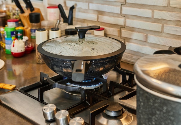 Ollas con comida para cocinar en la cocina con estufa de gas